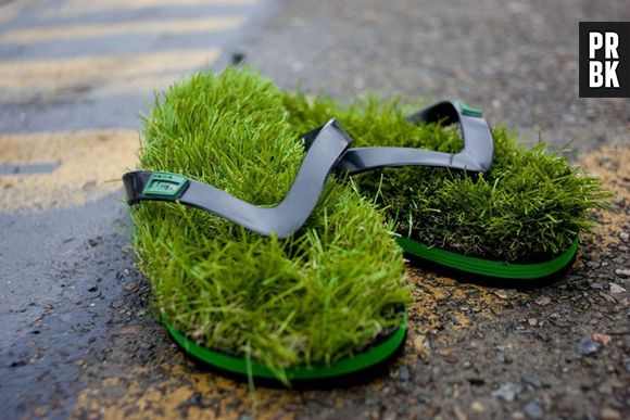 Deve ser muito bom ter sempre a sensação de pisar na grama com esse chinelo bizarro