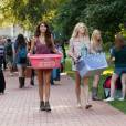 Elena e Carolina (Candice Accola) tentam uma nova vida na faculdade
