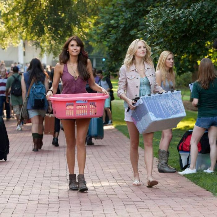 Elena e Carolina (Candice Accola) tentam uma nova vida na faculdade