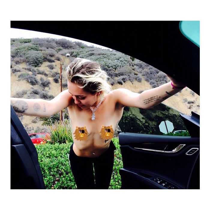  Miley Cyrus adora postar fotos com os peitos de fora, sempre usando algo colorido para disfar&amp;ccedil;ar. Quem curte a ideia? 
