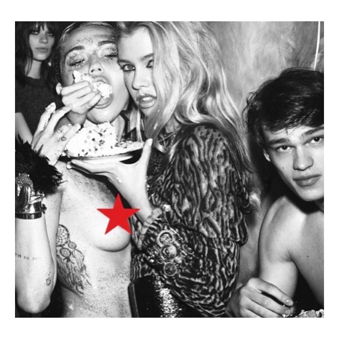  Miley Cyrus posa de topless ao lado da namorada e usa estrela colorida para cobrir os mamilos. Sempre causando!&amp;nbsp; 