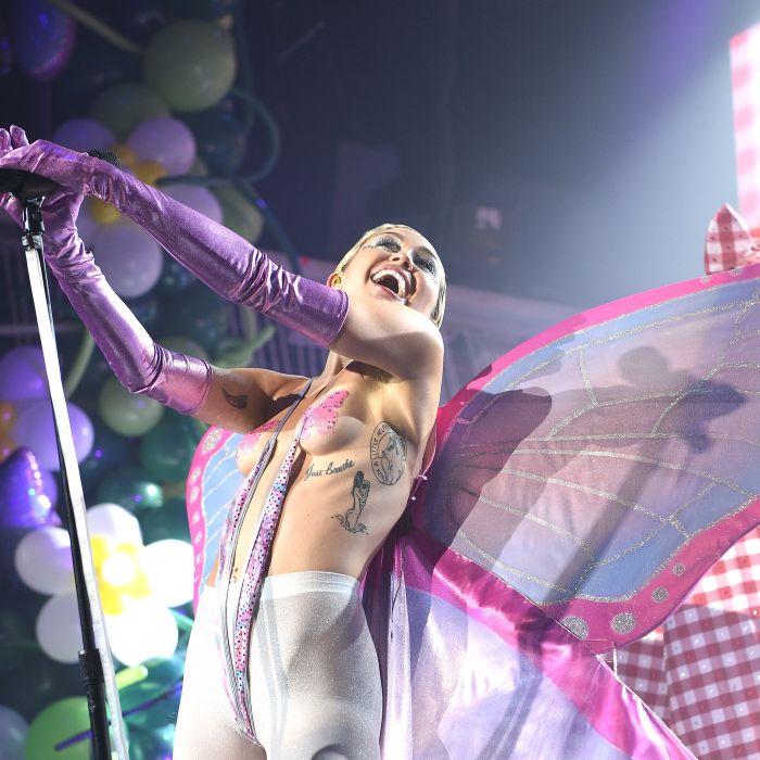  Miley Cyrus dispensa a parte de cima da roupa em show em Nova York, nos Estados Unidos 