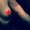 Miley Cyrus aparece com os seios de fora, mas censurados por uma tarja, em foto postada por amigo no Instagram