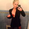 Miley Cyrus festeja com os amigos e posta cliques ousados no Instagram