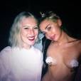  Miley Cyrus compartilha fotos toda animadinha e com os peitos de fora 