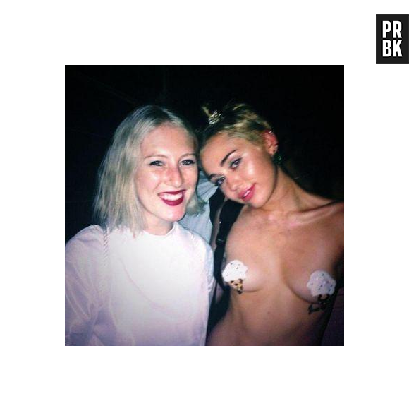 Miley Cyrus compartilha fotos toda animadinha e com os peitos de fora