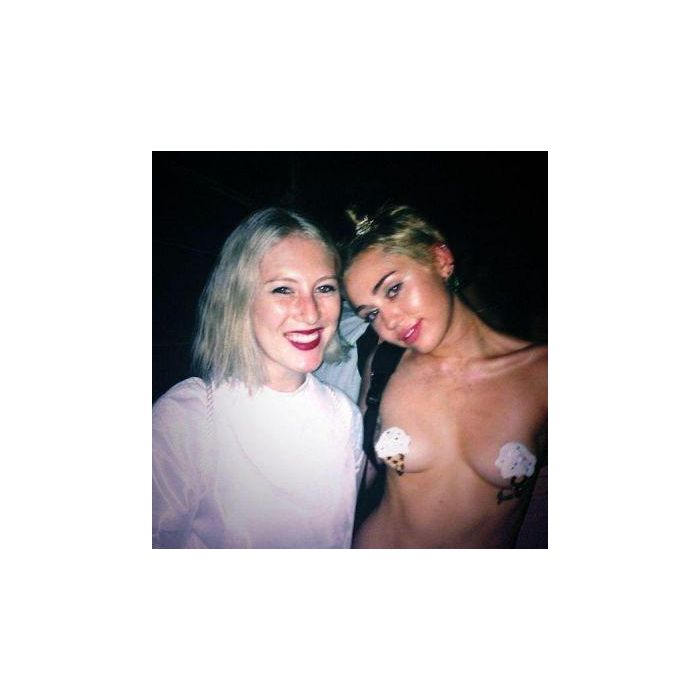 Miley Cyrus compartilha fotos toda animadinha e com os peitos de fora 