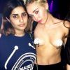 A cantora Miley Cyrus exibe o look inusitado em festa
