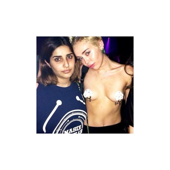  A cantora Miley Cyrus exibe o look inusitado em festa 