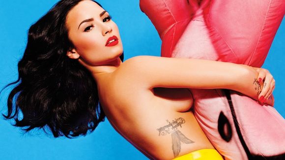 Demi Lovato posa nua para revista, fala sobre Selena Gomez e Justin Bieber: "Eu não o conheço bem!"