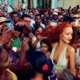 Rihanna cercada por centenas de fãs em Cuba, onde realizou o ensaio fotográfico