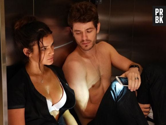 Em "I Love Paraisópolis", Ben (Maurício Destri) deu uma bela encarada no decote de Mari (Bruna Marquezine) quando os dois tiram a roupa por causa do calor