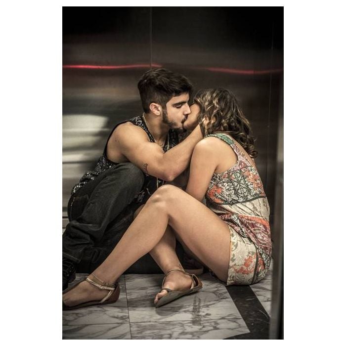 Em  &quot;I Love Paraisópolis&quot;, o beijo de Grego (Caio Castro) e Mari (Bruna Marquezine) no elevador também foi picante