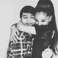 Ariana Grande abraça fã em Meet &amp; Greet