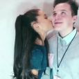 Ariana Grande beija bochecha de arianator sortudo em Meet &amp; Greet! Que inveja!