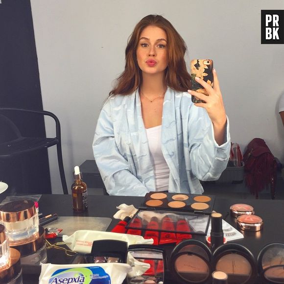 Marina Ruy Barbosa tira selfie no espelho e mostra sua linda capinha de celular