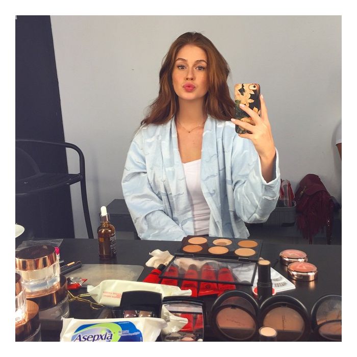 Marina Ruy Barbosa tira selfie no espelho e mostra sua linda capinha de celular