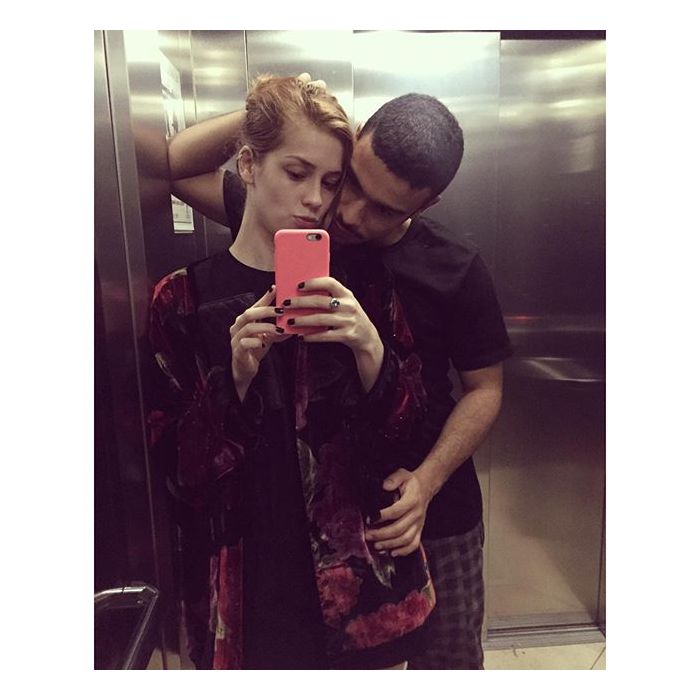 Romântica também é essa selfie no espelho - com capinha toda pink - da Sophia Abrahão com o Sérgio Malheiros