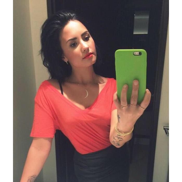 Demi Lovato também prefere uma capinha de celular lisa