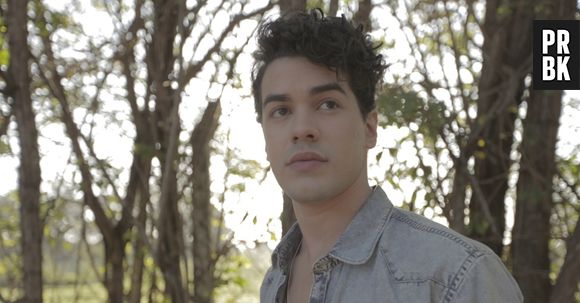 Sam Alves aparece repaginado e todo apaixonado no clipe da música "Esse Mistério"