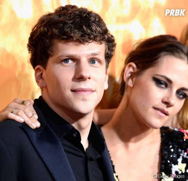 Kristen Stewart E Jesse Eisenberg Se Beijam Em Set De Filmagens De Nova Comedia De Woody Allen Purebreak