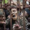 Em "The Walking Dead", grupo tenta afastar zumbis de Alexandria