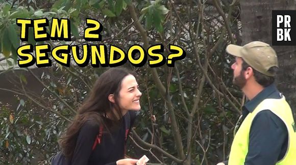 Youtuber John Leitão abordando uma pessoa na rua em suas gravações