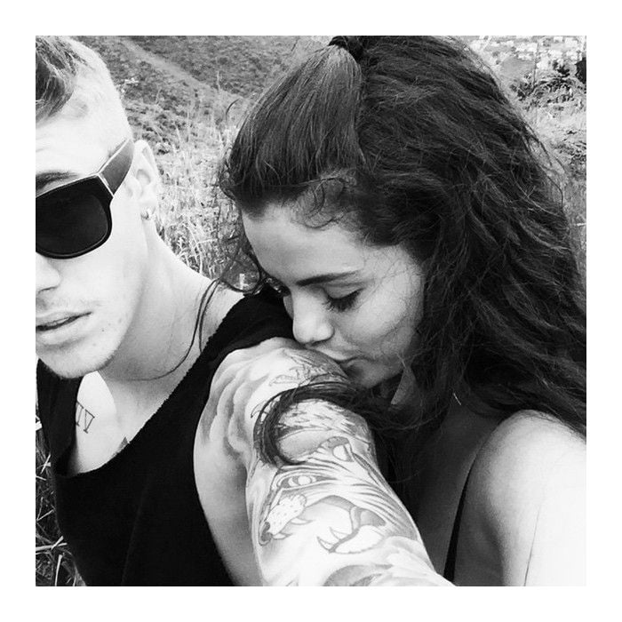   Justin Bieber e Selena Gomez tiveram um dueto vazado na web, a lentinha&quot;Strong&quot;, mas ninguém sabe se estará em &quot;Purpose&quot;  