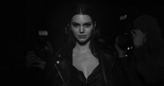 Kendall Jenner vai arrasar no Victoria Fashion Show