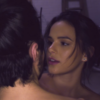 Bruna Marquezine fica pelada em clipe romântico de Tiago Iorc, namorado de Isabelle Drummond. Veja!