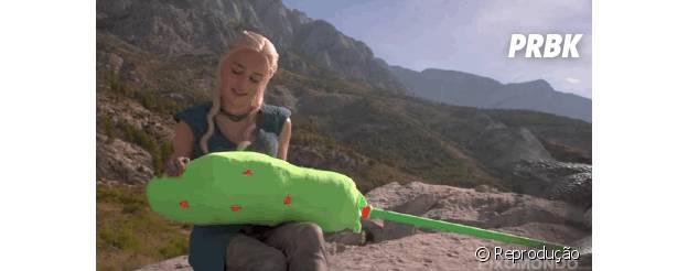Em "Game of Thrones", Daenerys (Emilia Clarcke) nunca fez carinho em um dragão!