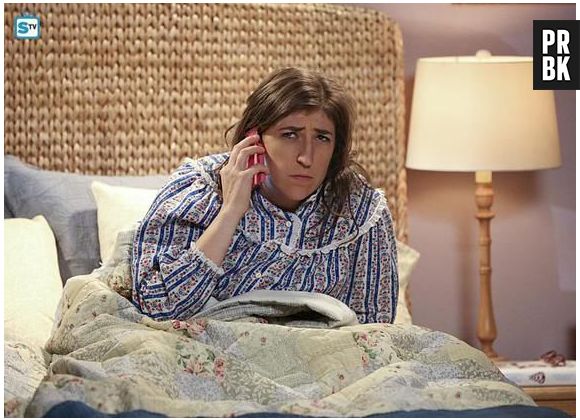 Em "The Big Bang Theory", Amy (Mayim Bialik) não parece muito feliz depois de primeira noite de amor com Sheldon (Jim Parson)