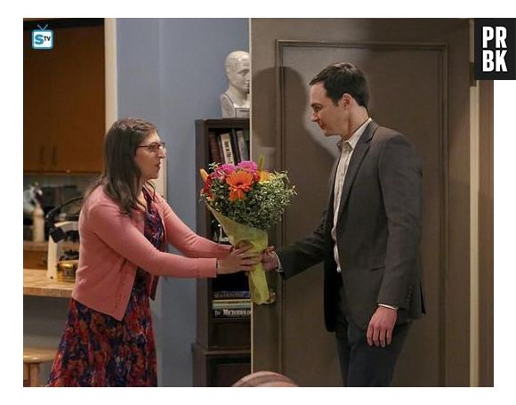 Sheldon (Jim Parson) surpreende Amy (Mayim Bialik) na midseason finale de "The Big Bang Theory"