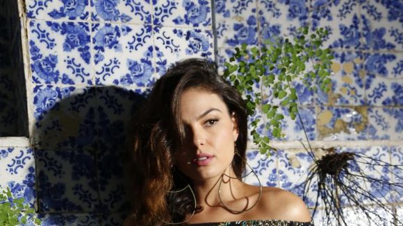 Isis Valverde faz topless no Instagram e comemora 3 milhões de seguidores na rede social! Confira
