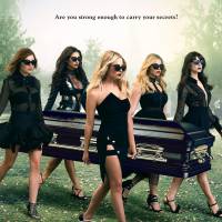 Em "Pretty Little Liars": na 6ª temporada, Spencer, Hanna e meninas seguram caixão em novo pôster!