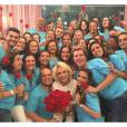 Roberto Carlos distribuiu rosas para toda a equipe de Ana Maria Braga no "Mais Você" após especial de final de ano