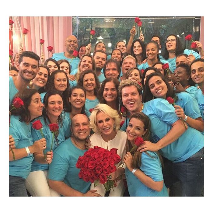 Roberto Carlos distribuiu rosas para toda a equipe de Ana Maria Braga no &quot;Mais Você&quot; após especial de final de ano
