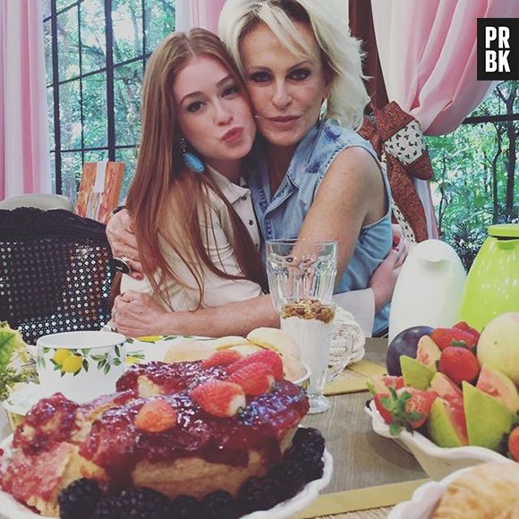 Ana Maria Braga chamou Marina Ruy Barbosa, que é fã assumida de Roberto Carlos, para assistir ao especial do "Mais Você" com o cantor