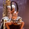 Em poucos minutos, depois de lançar "Pour It Up", Rihanna teve o clipe proibido para menos de 18 anos no Youtube