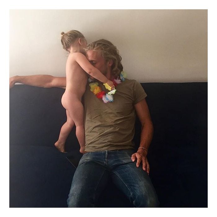 Christopher Mason costuma postar fotos fofas com a filhinha em suas redes sociais