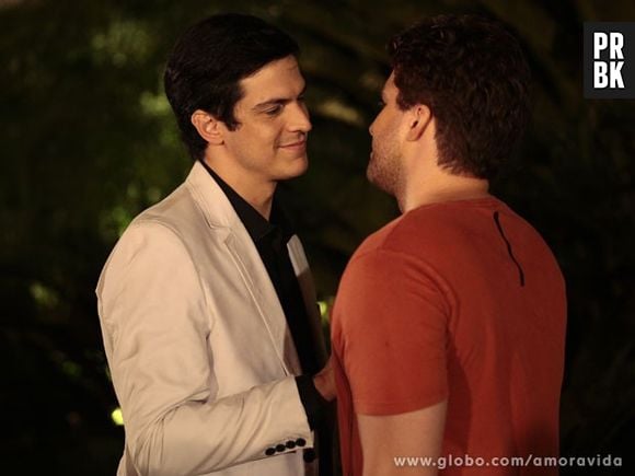 Félix (Mateus Solano) anda flertando com Niko (Thiago Fragoso) em "Amor à Vida"