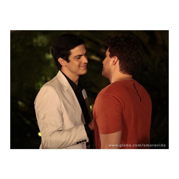 Félix (Mateus Solano) anda flertando com Niko (Thiago Fragoso) em &quot;Amor à Vida&quot;