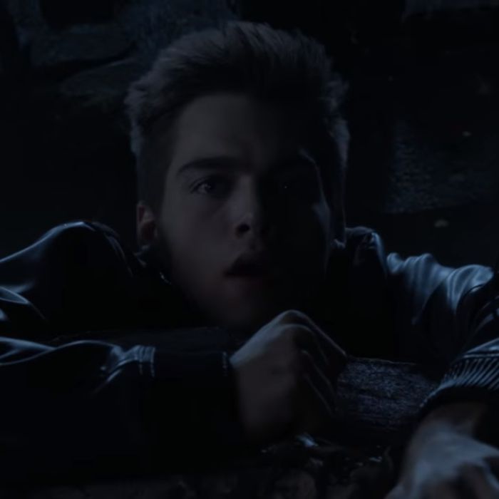 Liam (Dylan Sprayberry) fica amedrontado com monstro em cena inédita de &quot;Teen Wolf&quot;