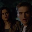 Em cena inédita de "Teen Wolf", monstro persegue Liam (Dylan Sprayberry) e Hayden (Victoria Moroles)