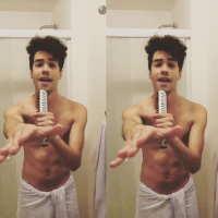 Sam Alves ousado? Cantor mostra tanquinho, dança só de toalha e faz cover para os fãs no Snapchat!