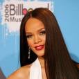 Ainda em 2006, Rihanna deu uma alisada nos cabelos, ganhando um ar de mulherão