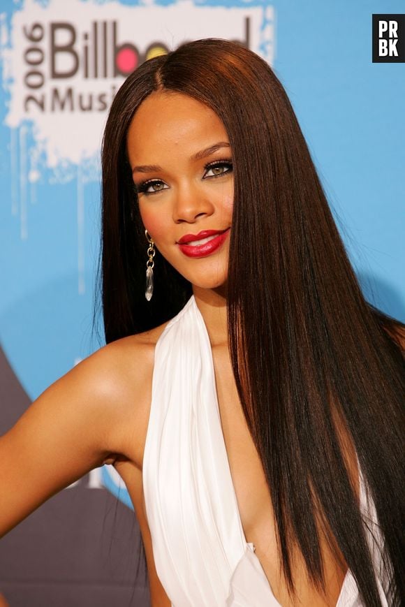 Ainda em 2006, Rihanna deu uma alisada nos cabelos, ganhando um ar de mulherão