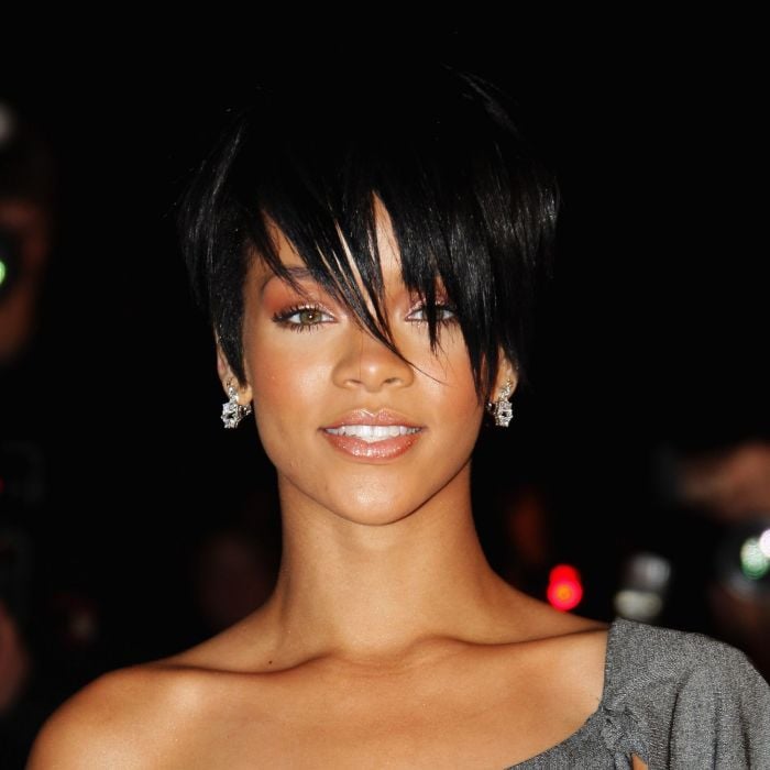 Em 2008, Rihanna deu uma picotada no cabelo e foi aderindo um visual cada vez mais &quot;rock&#039;n roll&quot;