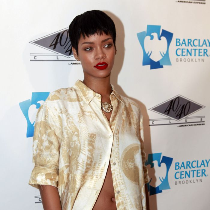 Porém, ainda em 2012, Rihanna voltou a investir no corte mais curto.