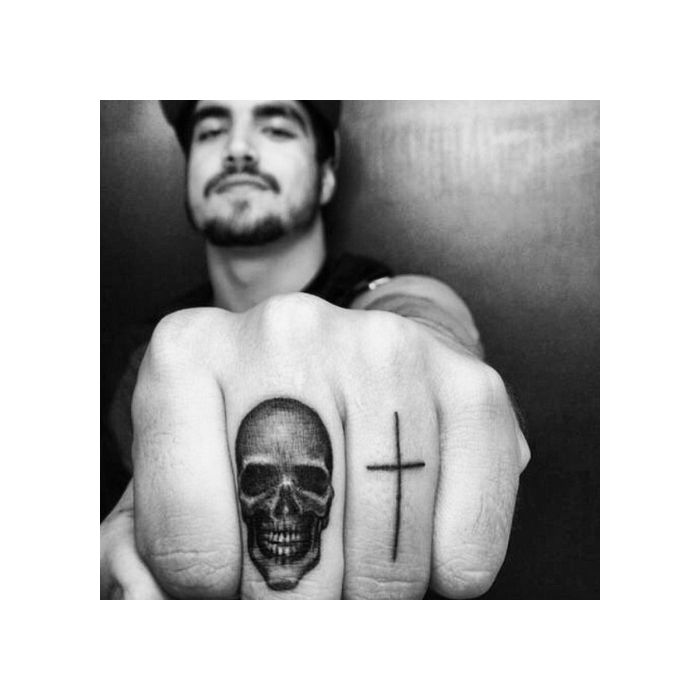 Caio Castro tem dois clichês nos dedos. O ator tatuou uma caveira e uma cruz